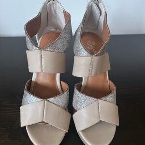 New Seycheless Beige and Silver Women's Wedge Sandals Sz 5